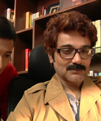 কাকাবাবু আর সন্তু কি দেখছে বলুন তো এতো মন দিয়ে?